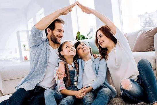 Pais e filhos juntos em casa — proteção para a família